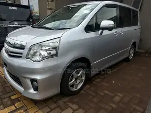 Toyota Noah 2.0 143hp FWD (8 Seater) 2013 Silver
