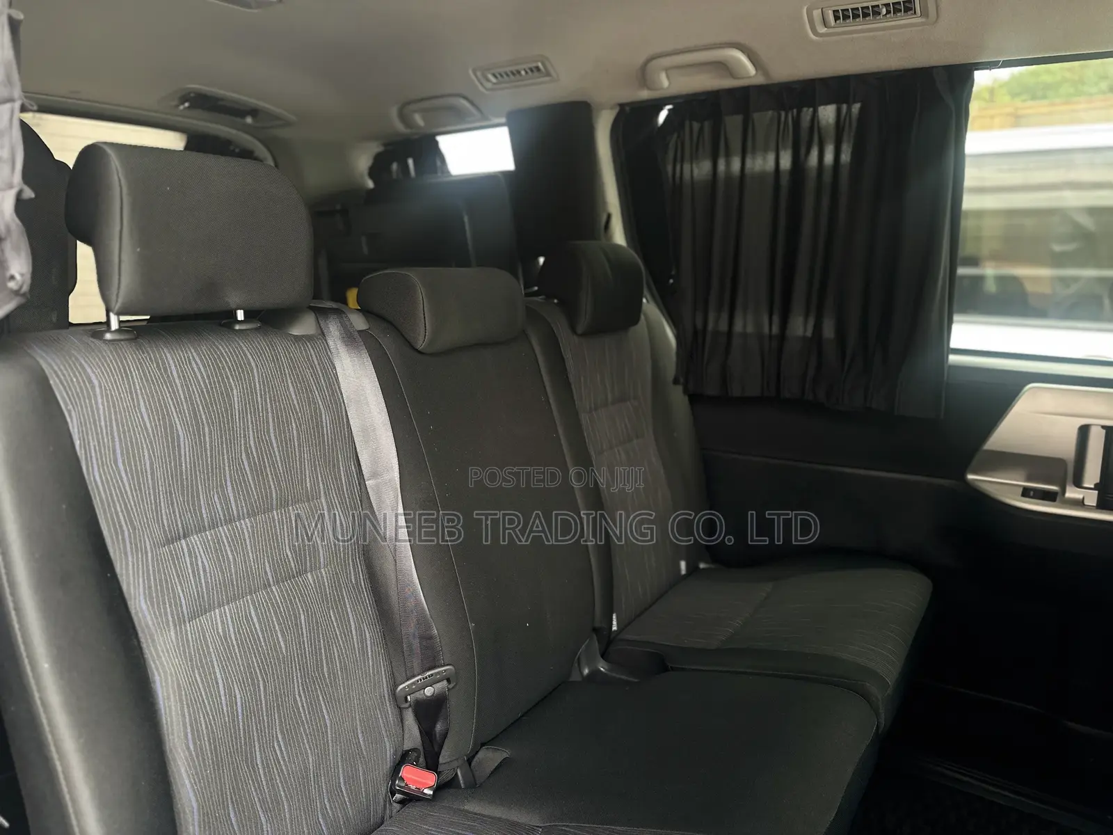 Toyota Noah 2.0 143hp FWD (8 Seater) 2013 Silver