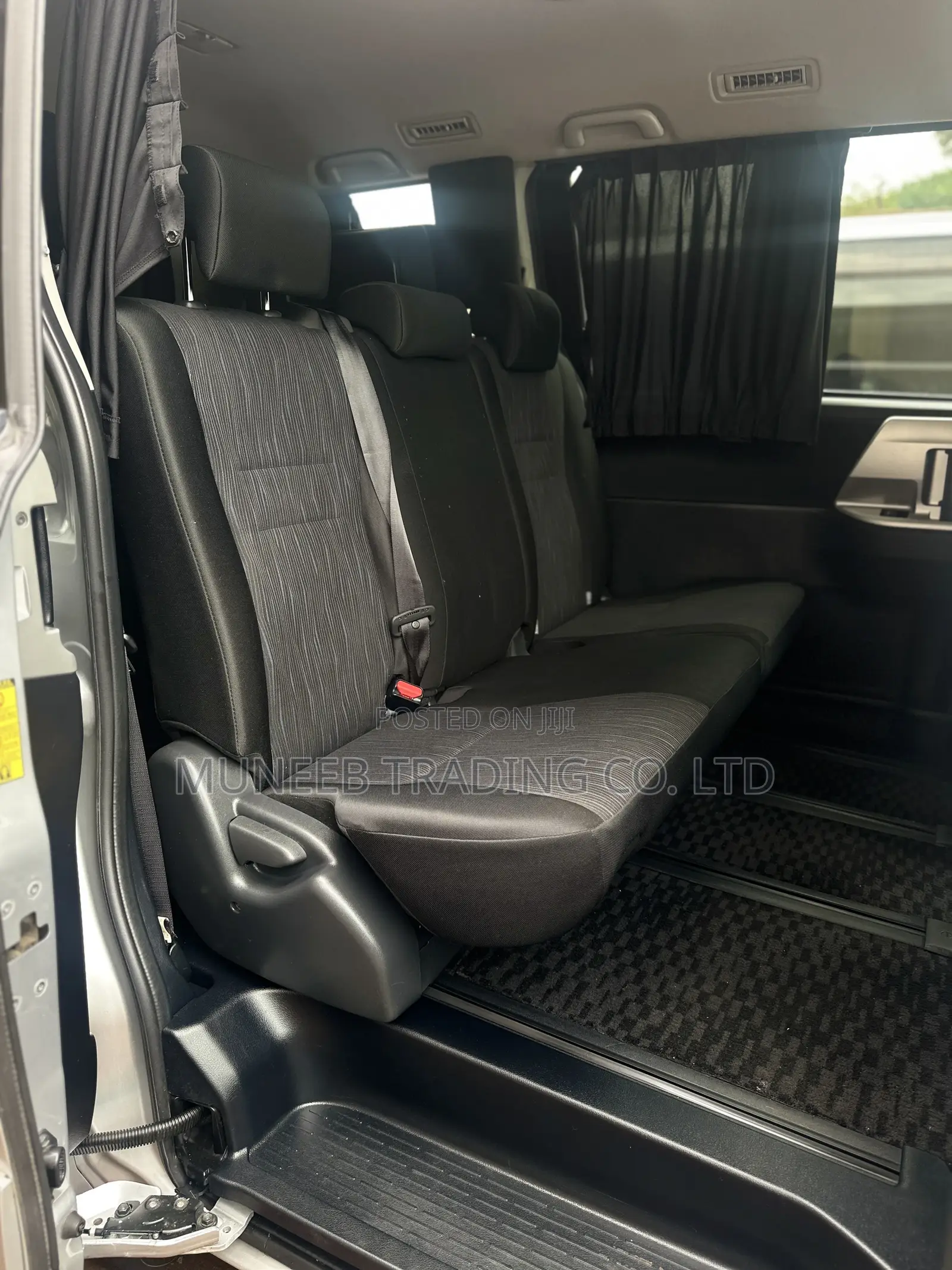 Toyota Noah 2.0 143hp FWD (8 Seater) 2013 Silver