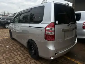 Toyota Noah 2.0 143hp AWD (8 Seater) 2011 Silver