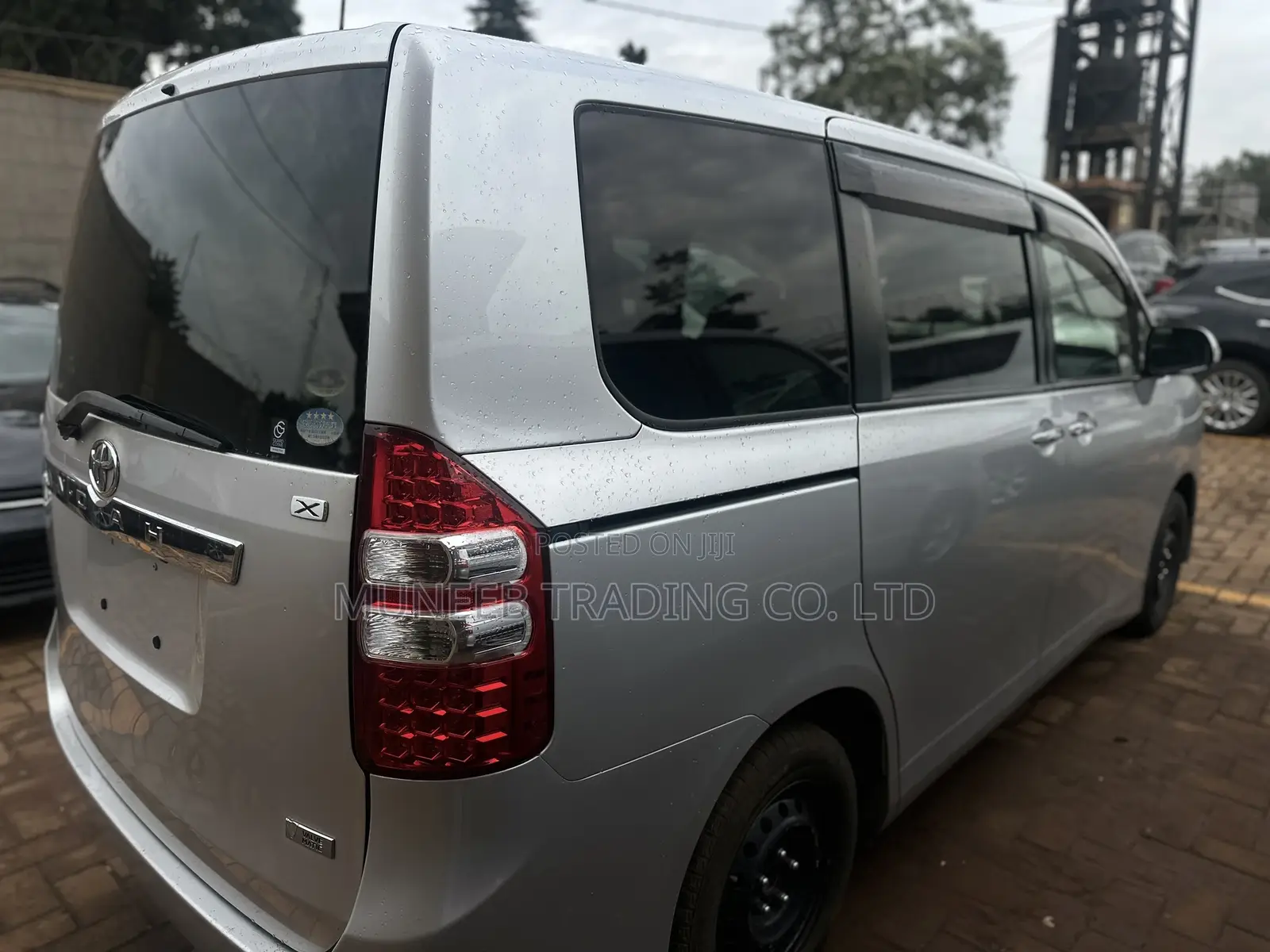 Toyota Noah 2.0 143hp AWD (8 Seater) 2011 Silver
