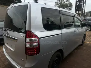 Toyota Noah 2.0 143hp AWD (8 Seater) 2011 Silver