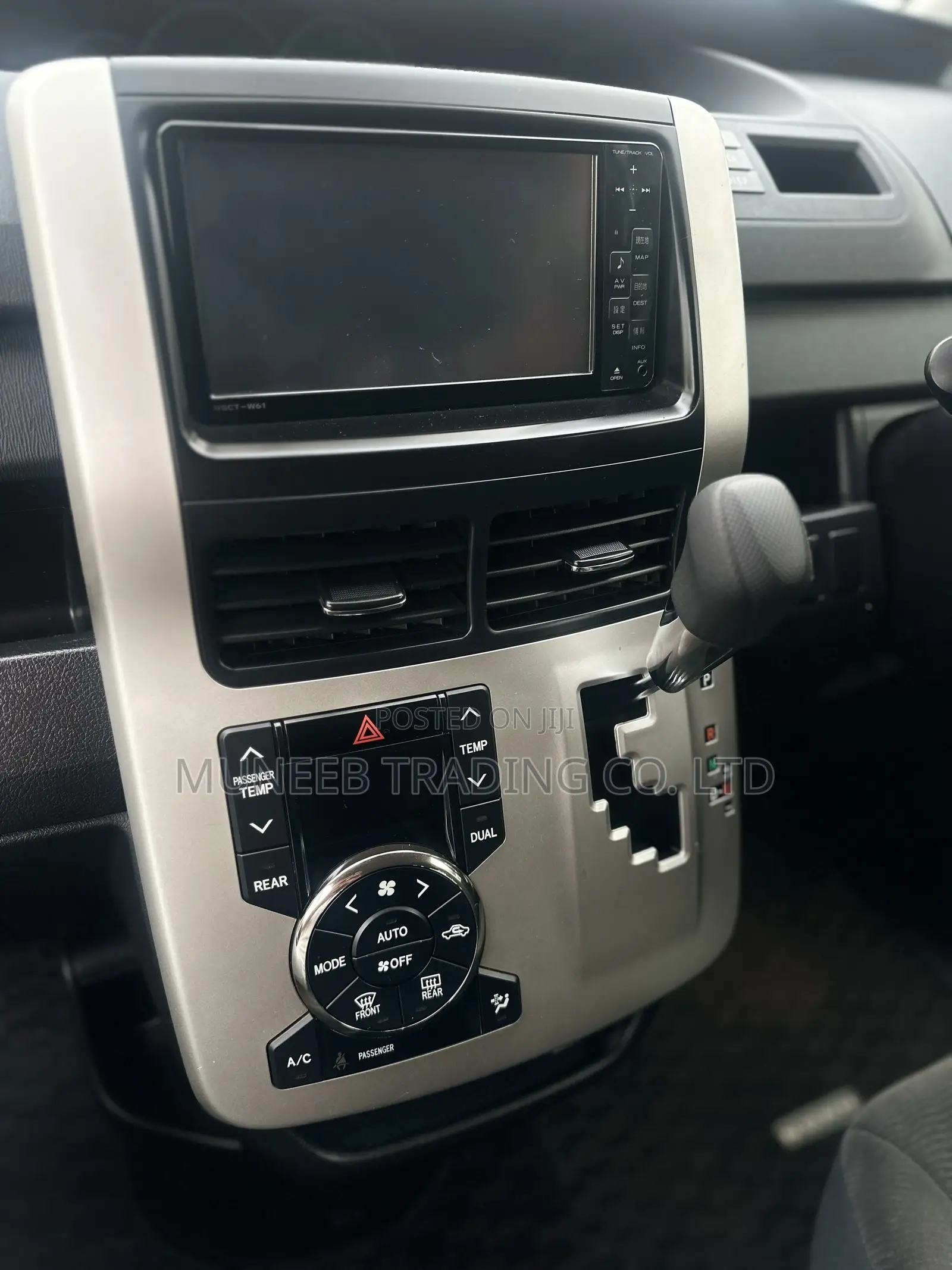Toyota Noah 2.0 143hp AWD (8 Seater) 2011 Silver