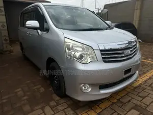 Toyota Noah 2.0 143hp AWD (8 Seater) 2011 Silver