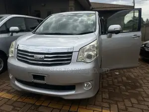 Toyota Noah 2.0 143hp AWD (8 Seater) 2011 Silver