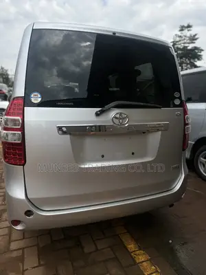 Toyota Noah 2.0 143hp AWD (8 Seater) 2011 Silver