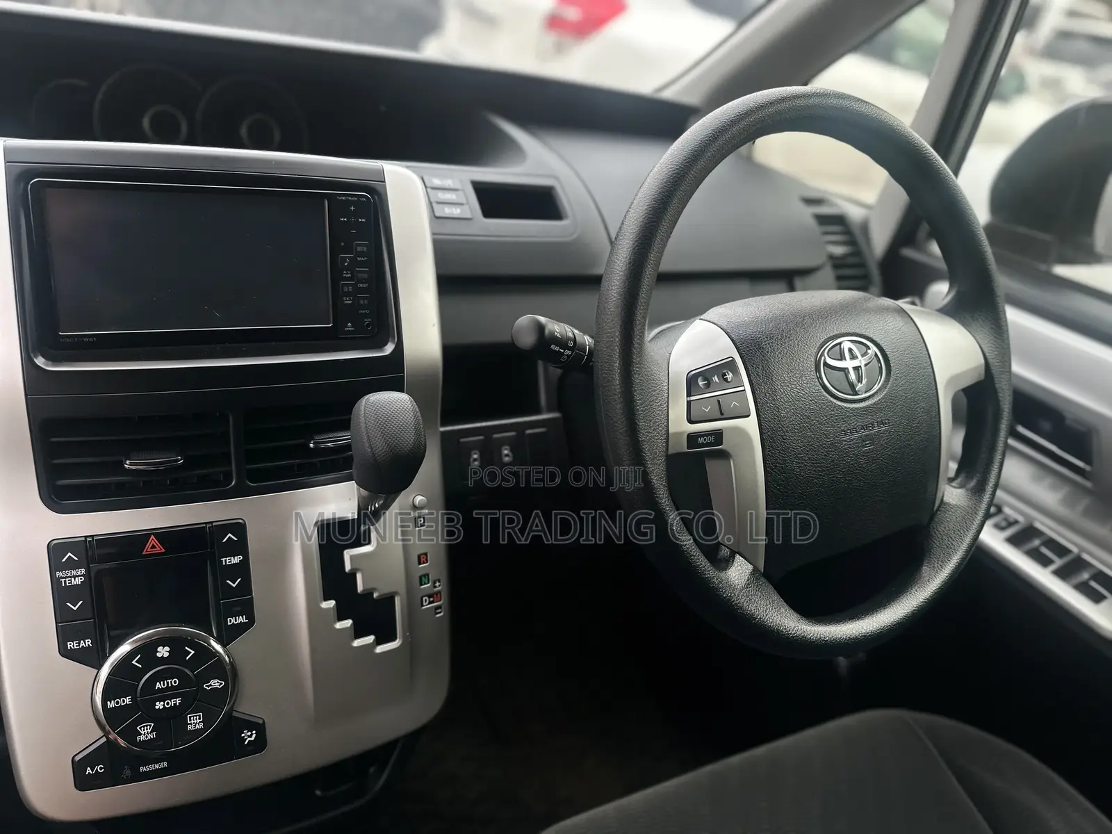 Toyota Noah 2.0 143hp AWD (8 Seater) 2011 Silver