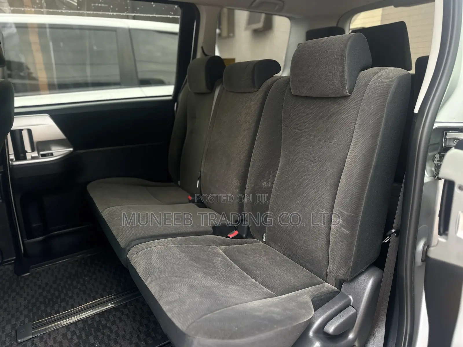 Toyota Noah 2.0 143hp AWD (8 Seater) 2011 Silver