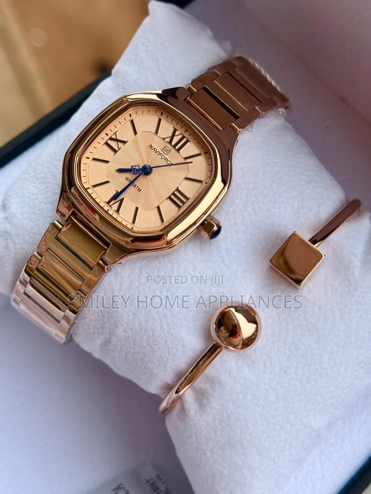 Navi Force Analog Watch With a Bracelet