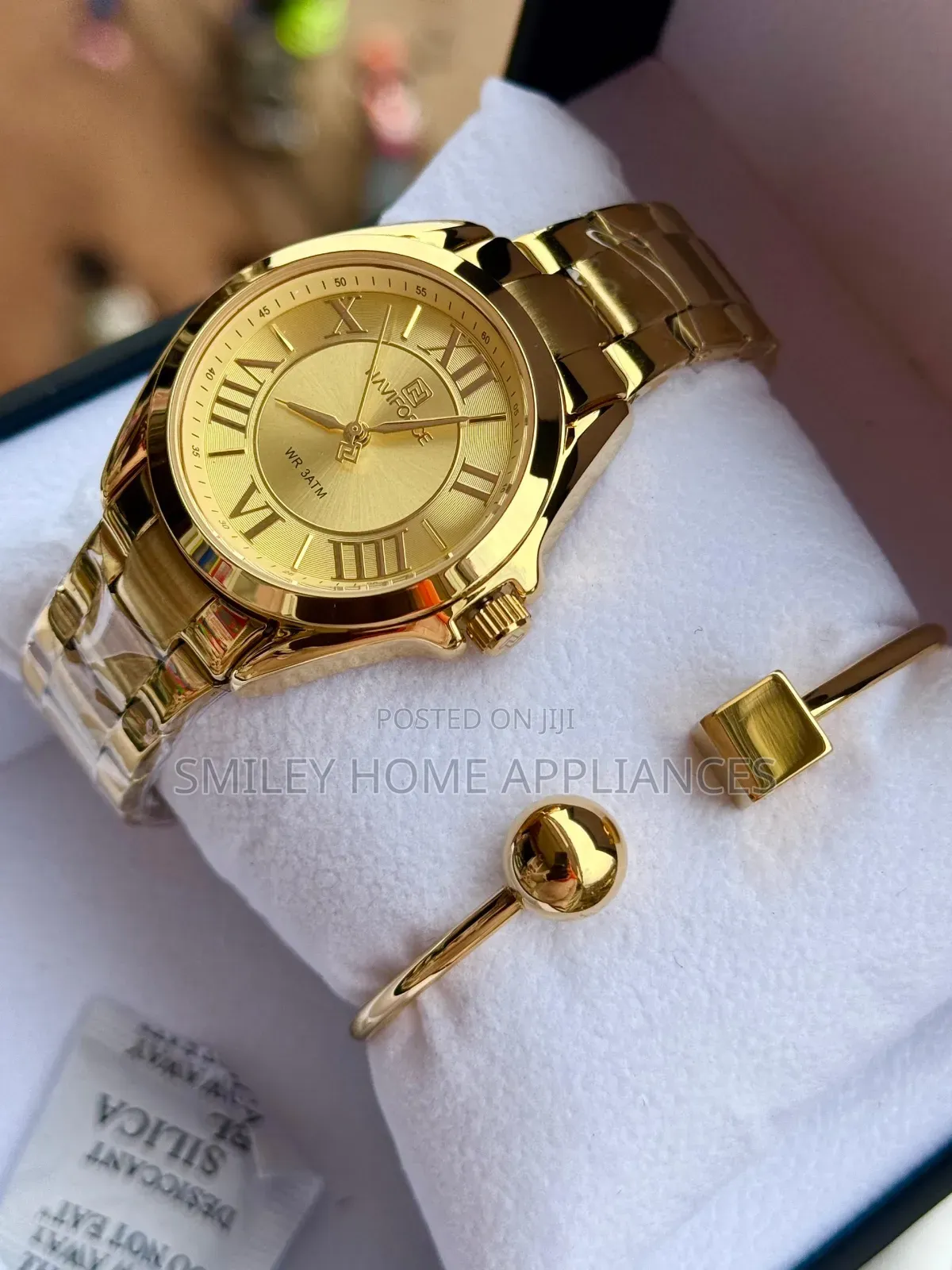 Navi Force Analog Classic Watch With a Bracelet Gold Color