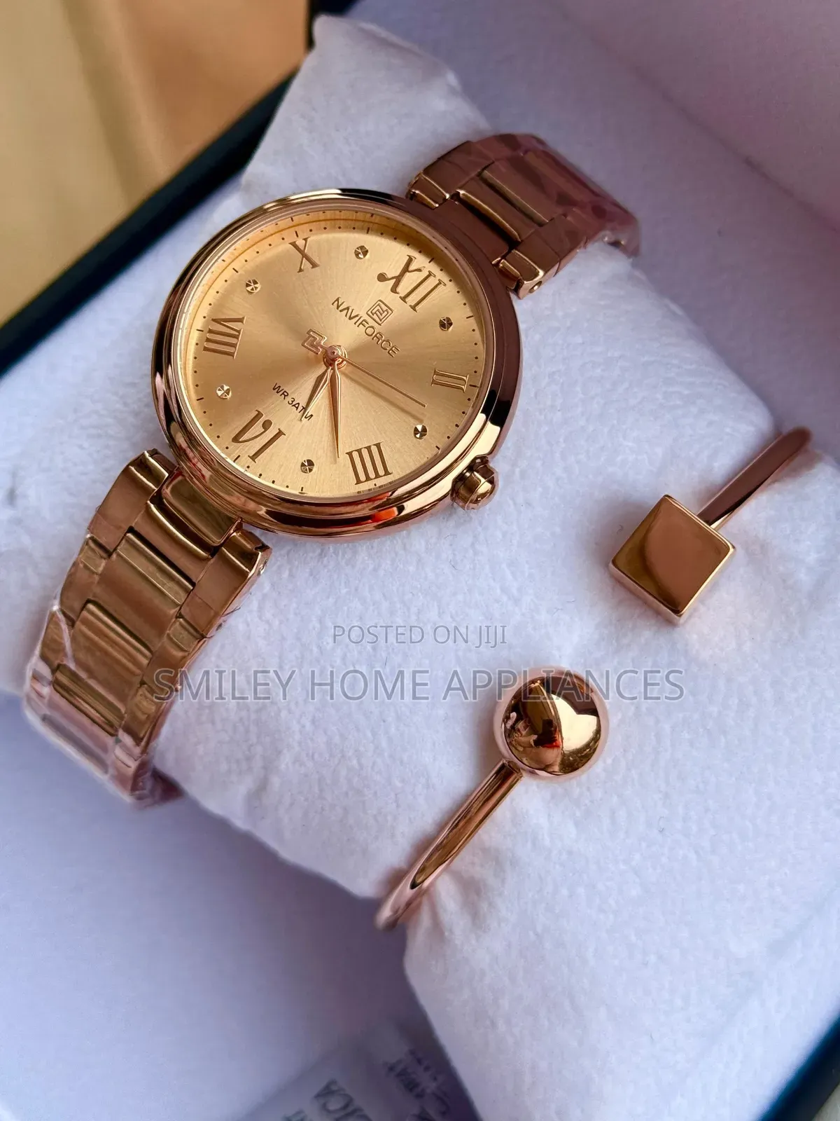 Navi Force Ladies Watch With a Bracelet Gold Color