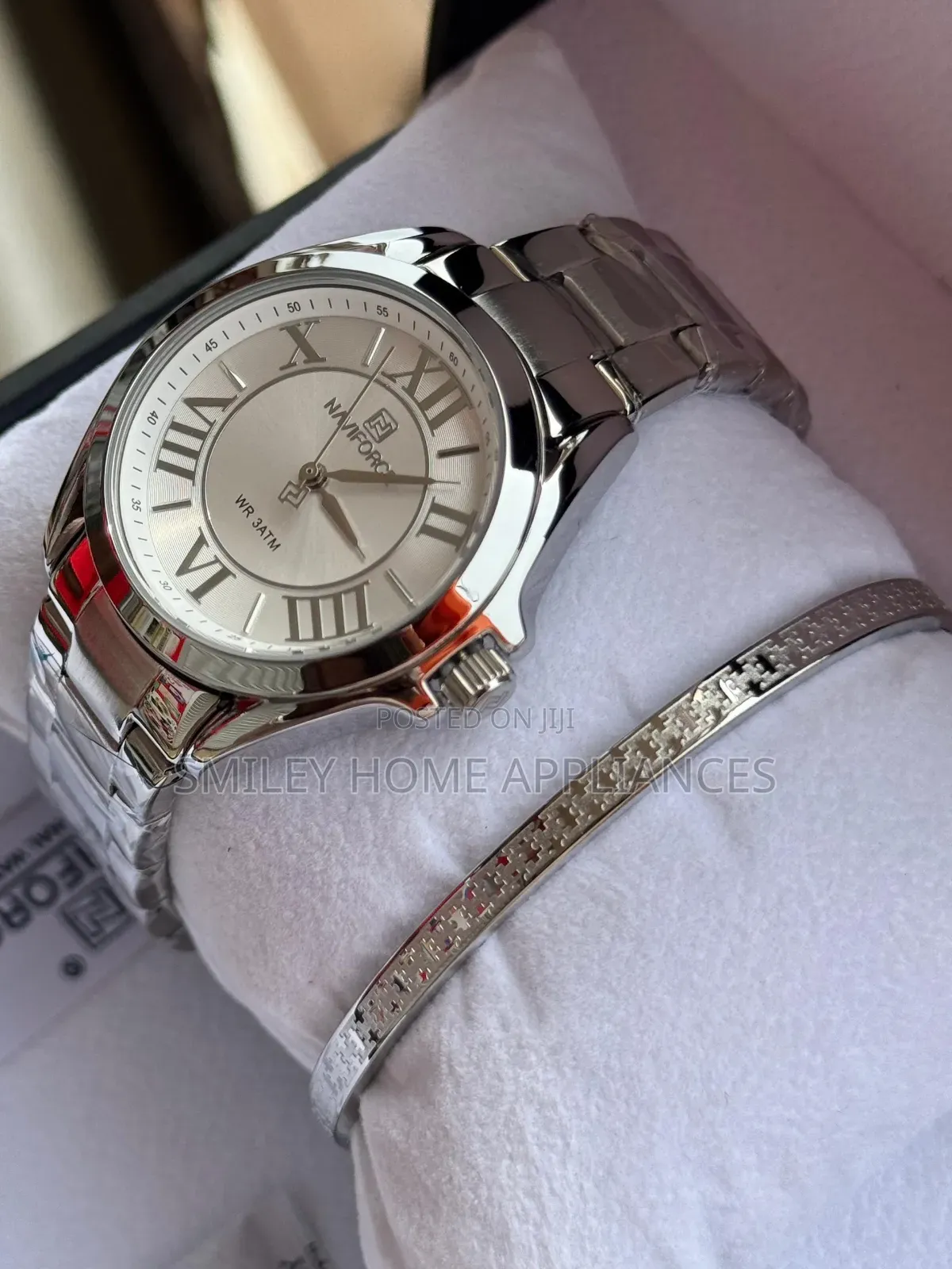 Naviforce Silver White Classic Watch With a Bracelet
