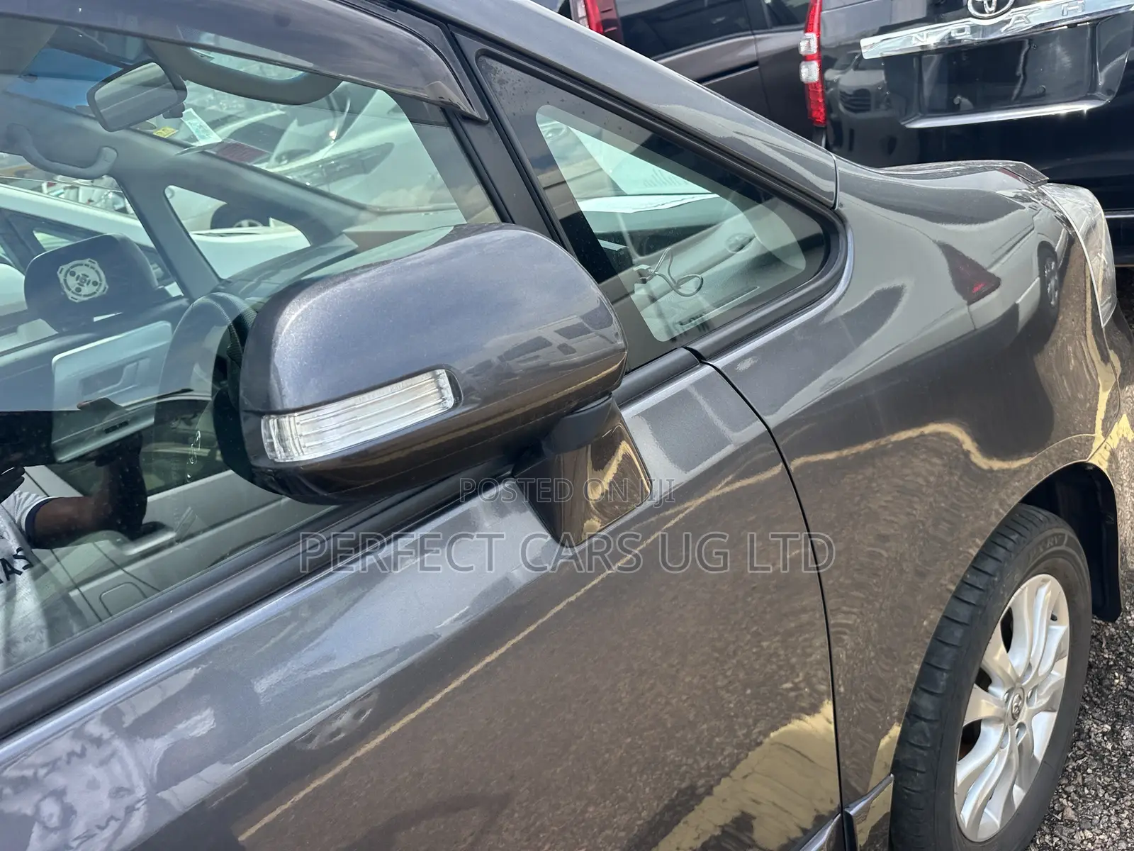 Toyota Noah 2.0 143hp FWD (8 Seater) 2011 Gray