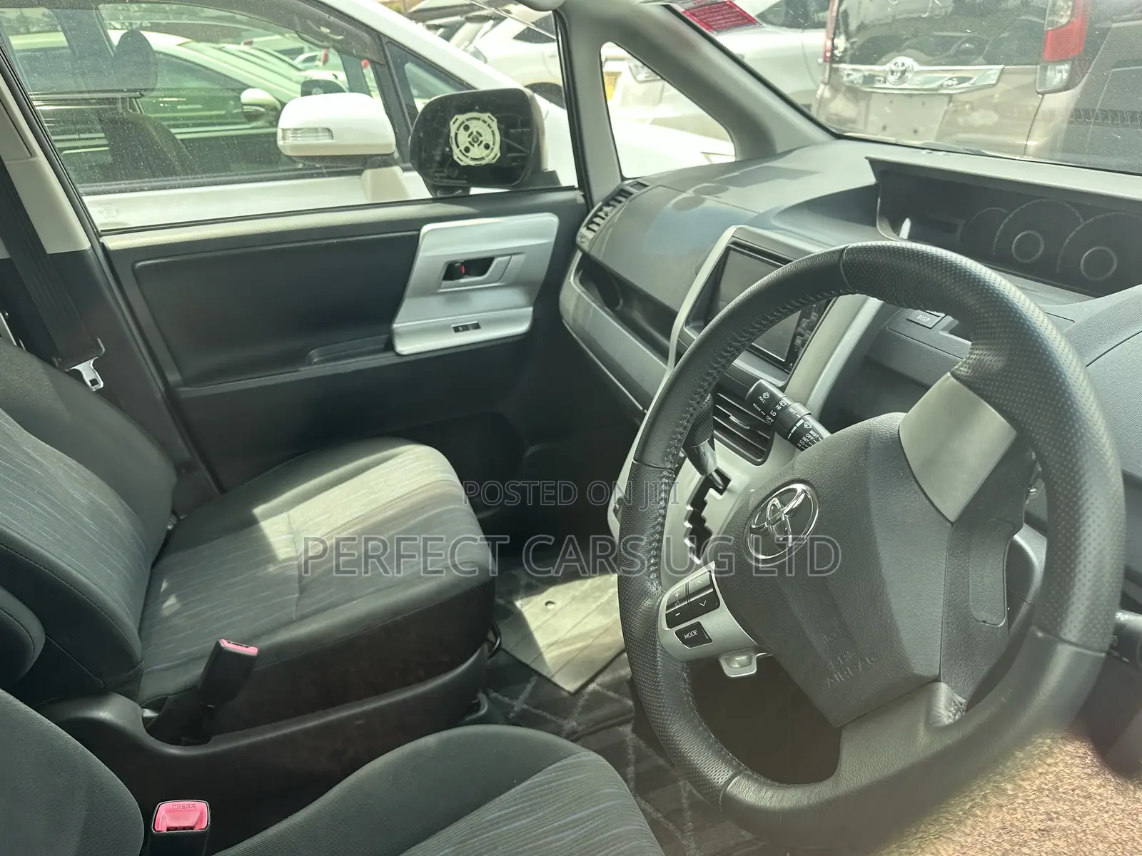 Toyota Noah 2.0 143hp FWD (8 Seater) 2011 Gray
