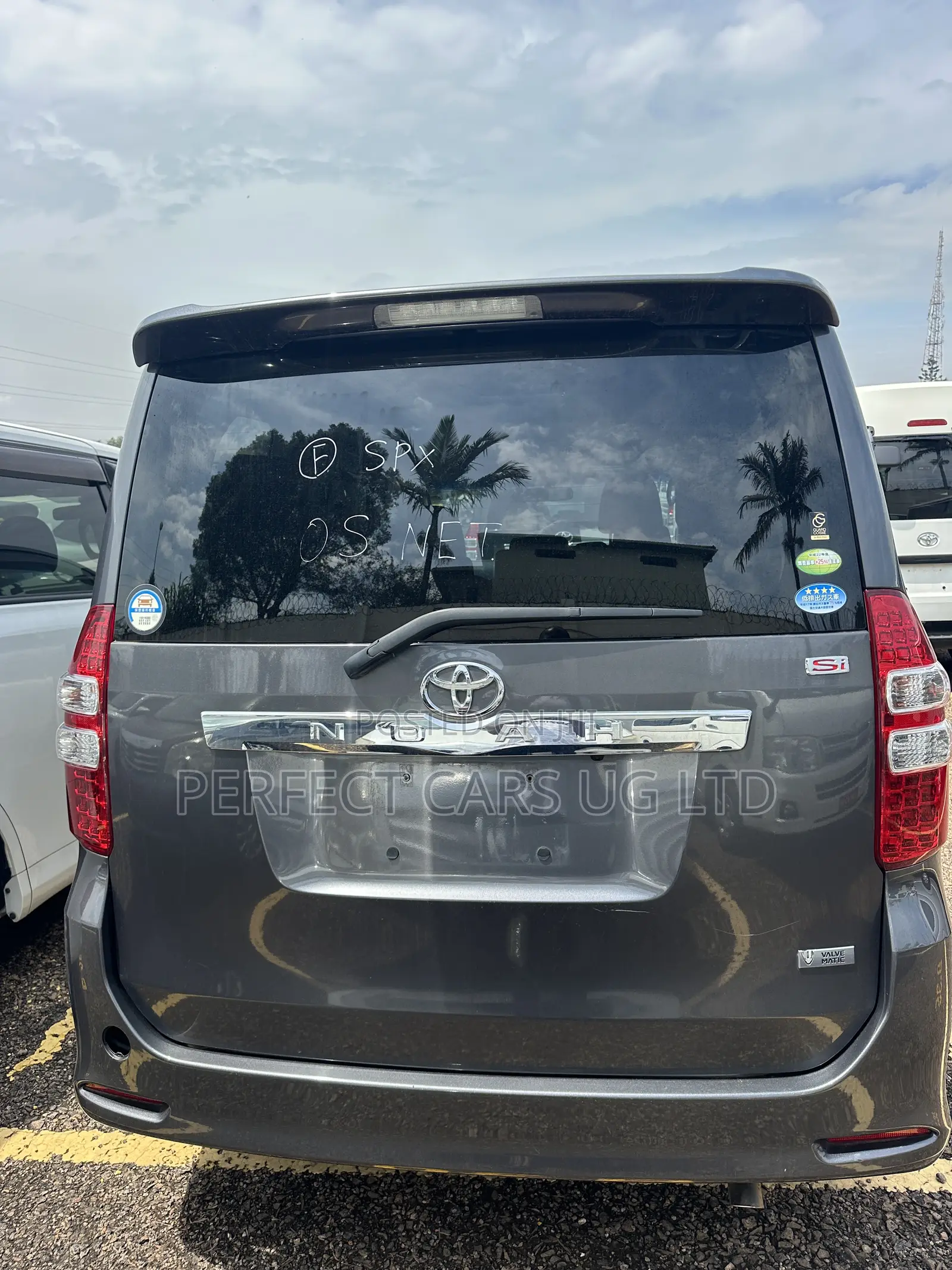 Toyota Noah 2.0 143hp FWD (8 Seater) 2011 Gray