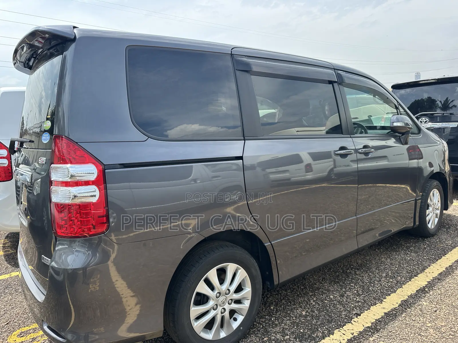 Toyota Noah 2.0 143hp FWD (8 Seater) 2011 Gray