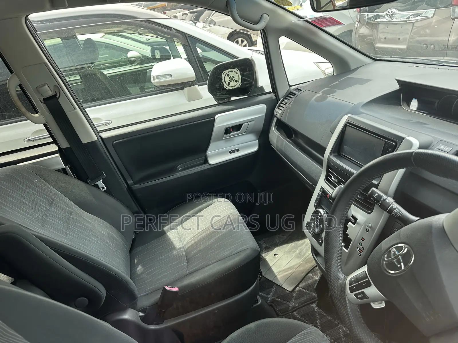 Toyota Noah 2.0 143hp FWD (8 Seater) 2011 Gray
