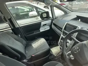 Toyota Noah 2.0 143hp FWD (8 Seater) 2011 Gray