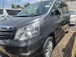 Toyota Noah 2.0 143hp FWD (8 Seater) 2011 Gray