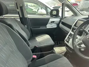 Toyota Noah 2.0 143hp FWD (8 Seater) 2011 Gray