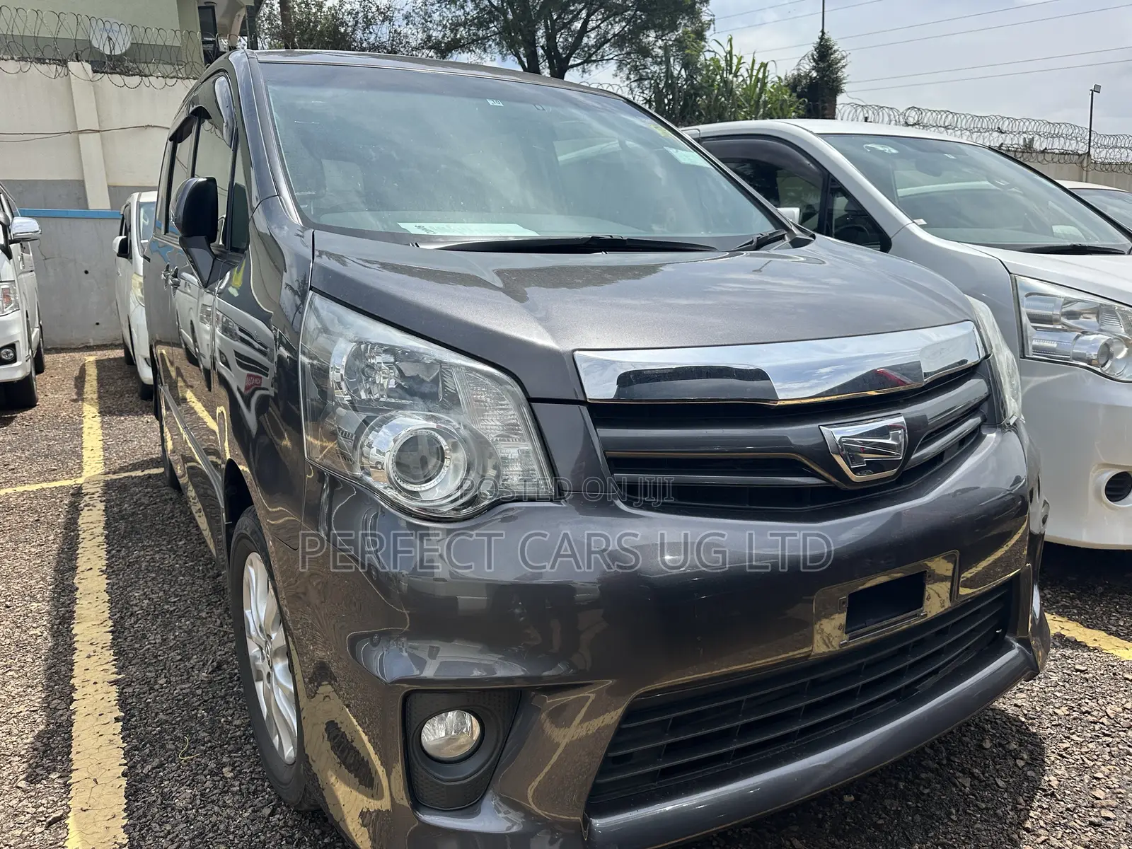 Toyota Noah 2.0 143hp FWD (8 Seater) 2011 Gray