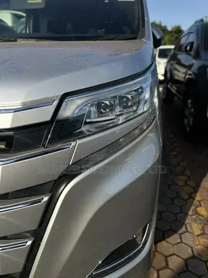 Toyota Noah 2.0 FWD (8 Seater) 2017 Silver