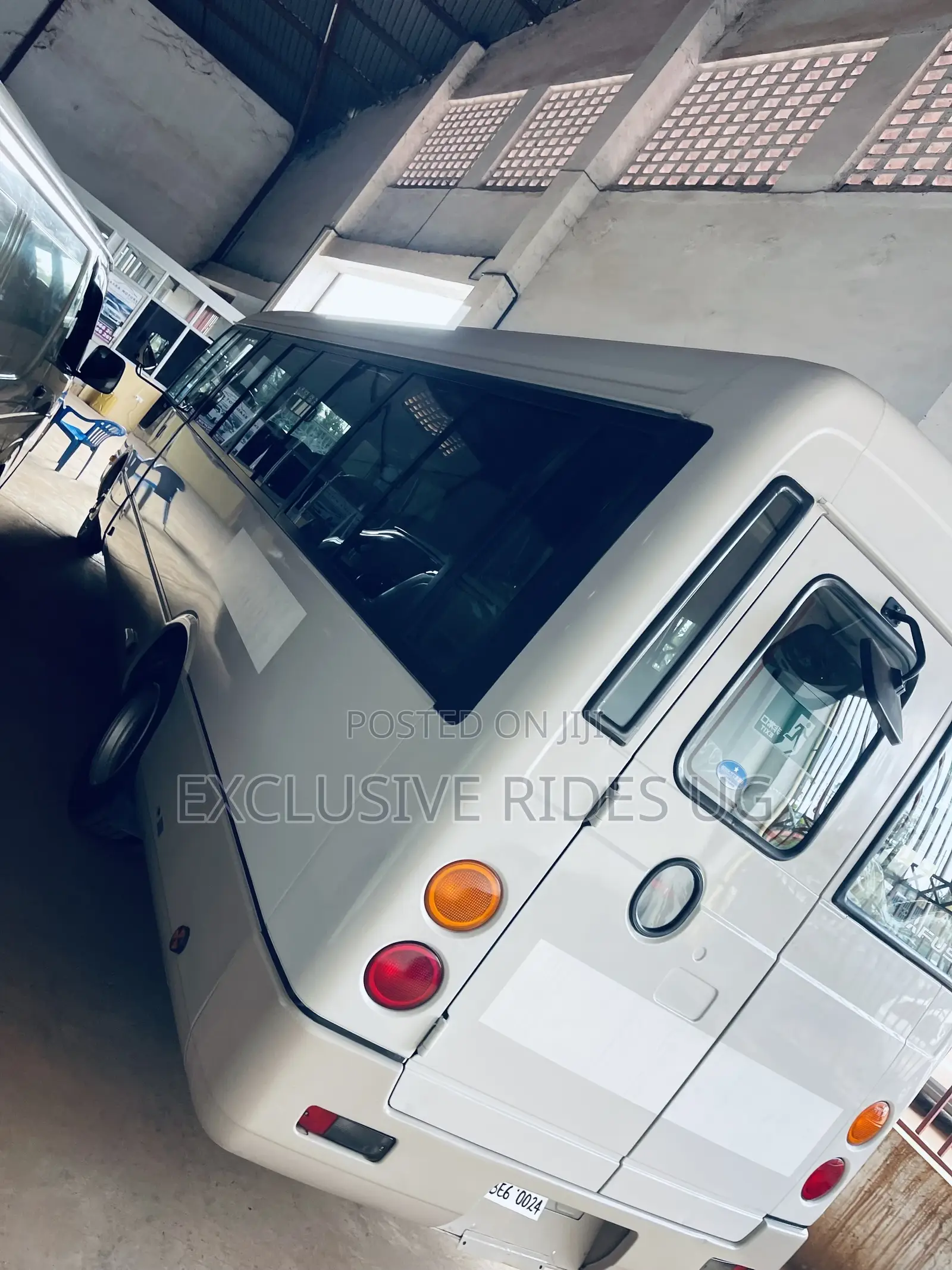 Mitsubishi Fuso Rosa 2012 White