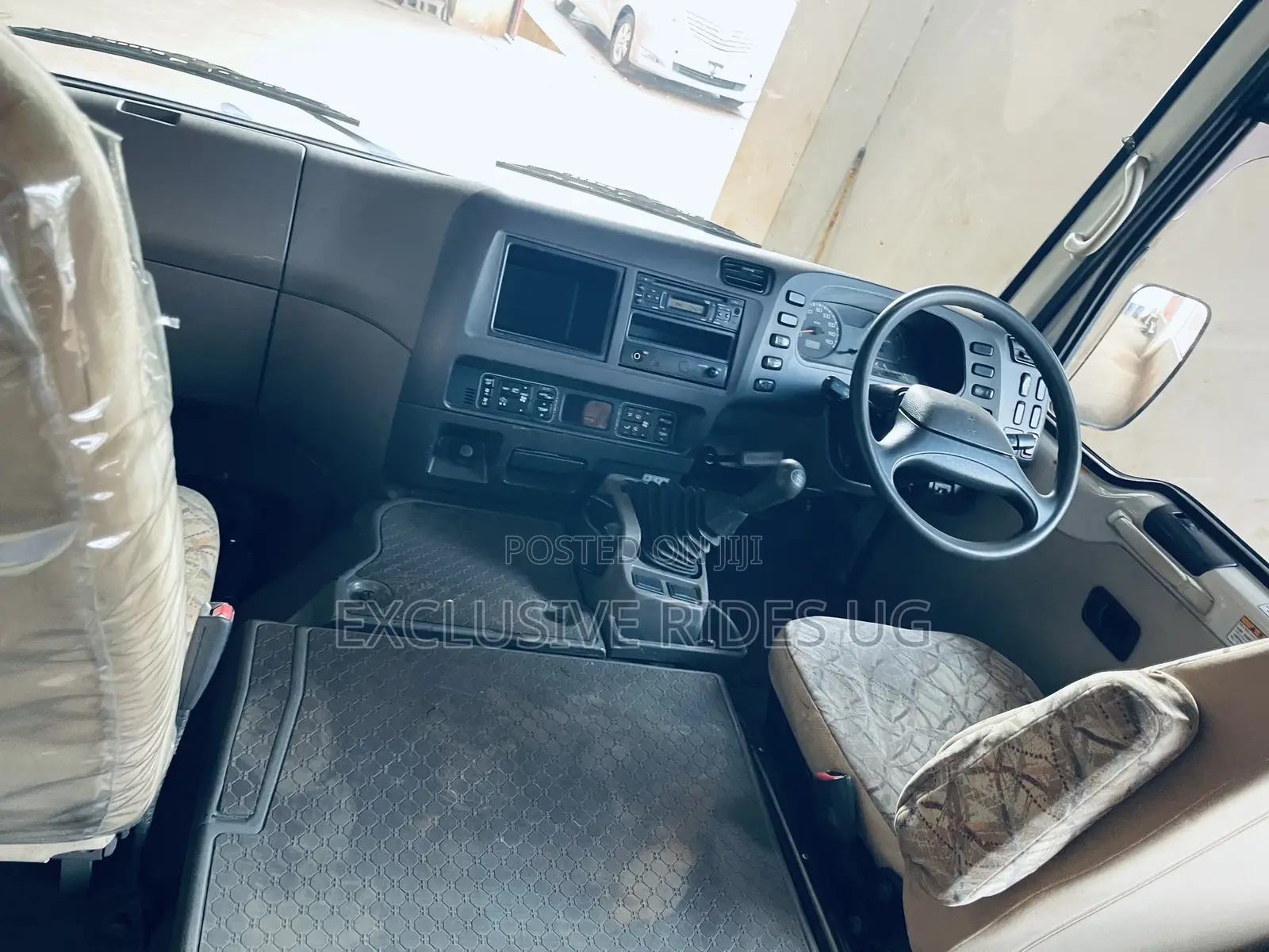 Mitsubishi Fuso Rosa 2012 White