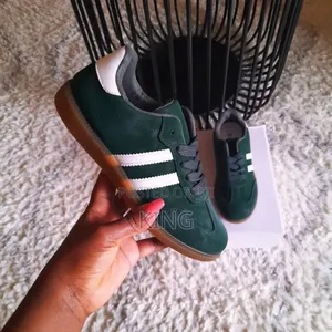 Vogue Stylish Sneakers. Lit Samba