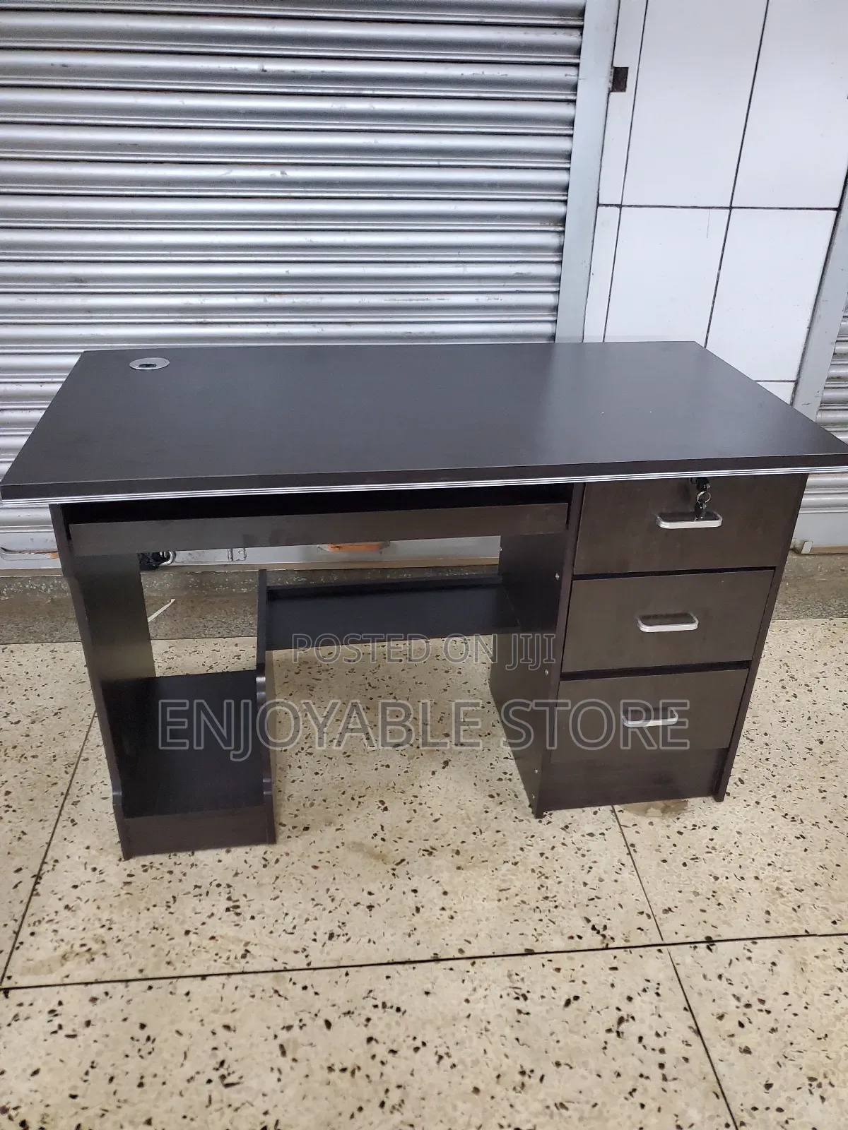 Modern Class Office Table With Space Computer
