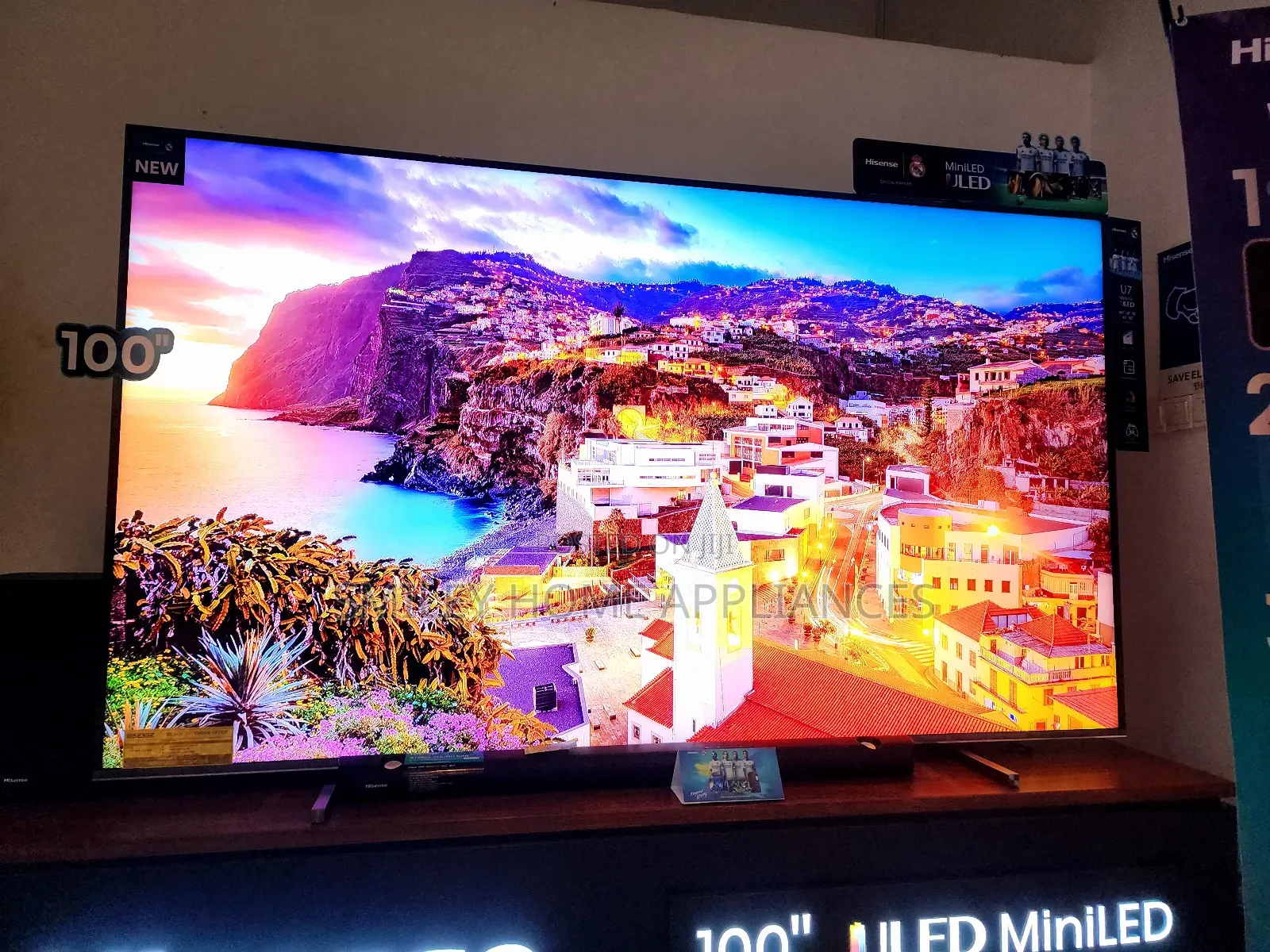 100inches Hisense ULED Quatom Dot Smart Tv