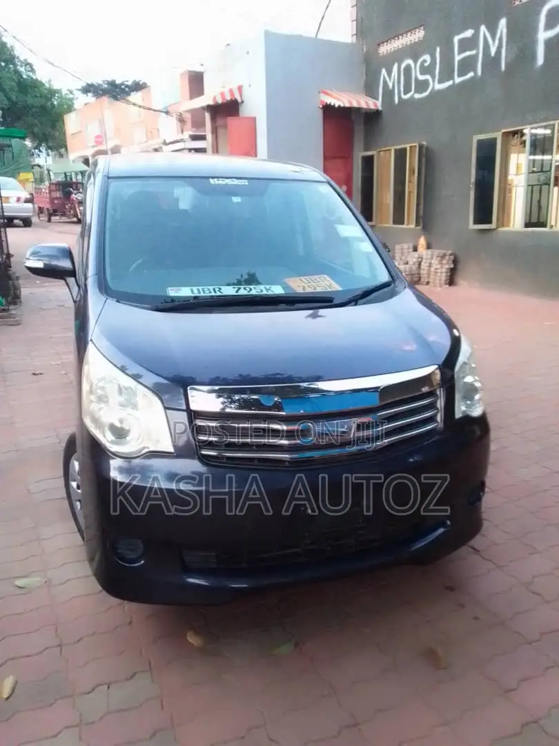Toyota Noah 2011 Blue