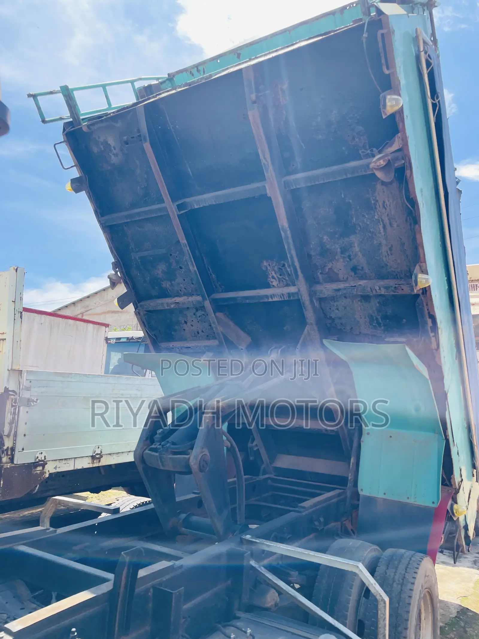 Isuzu Dumper 6HE1
