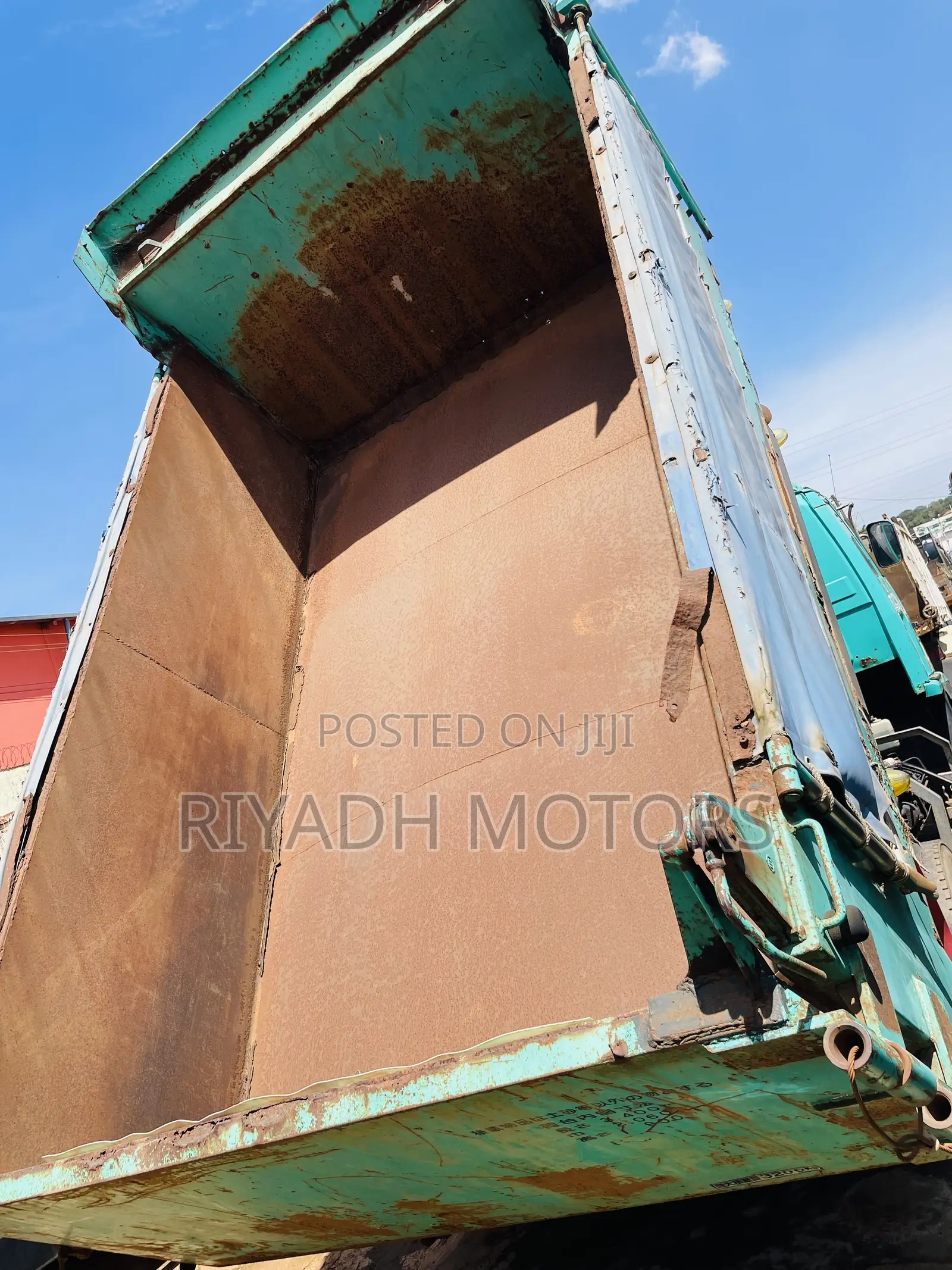 Isuzu Dumper 6HE1