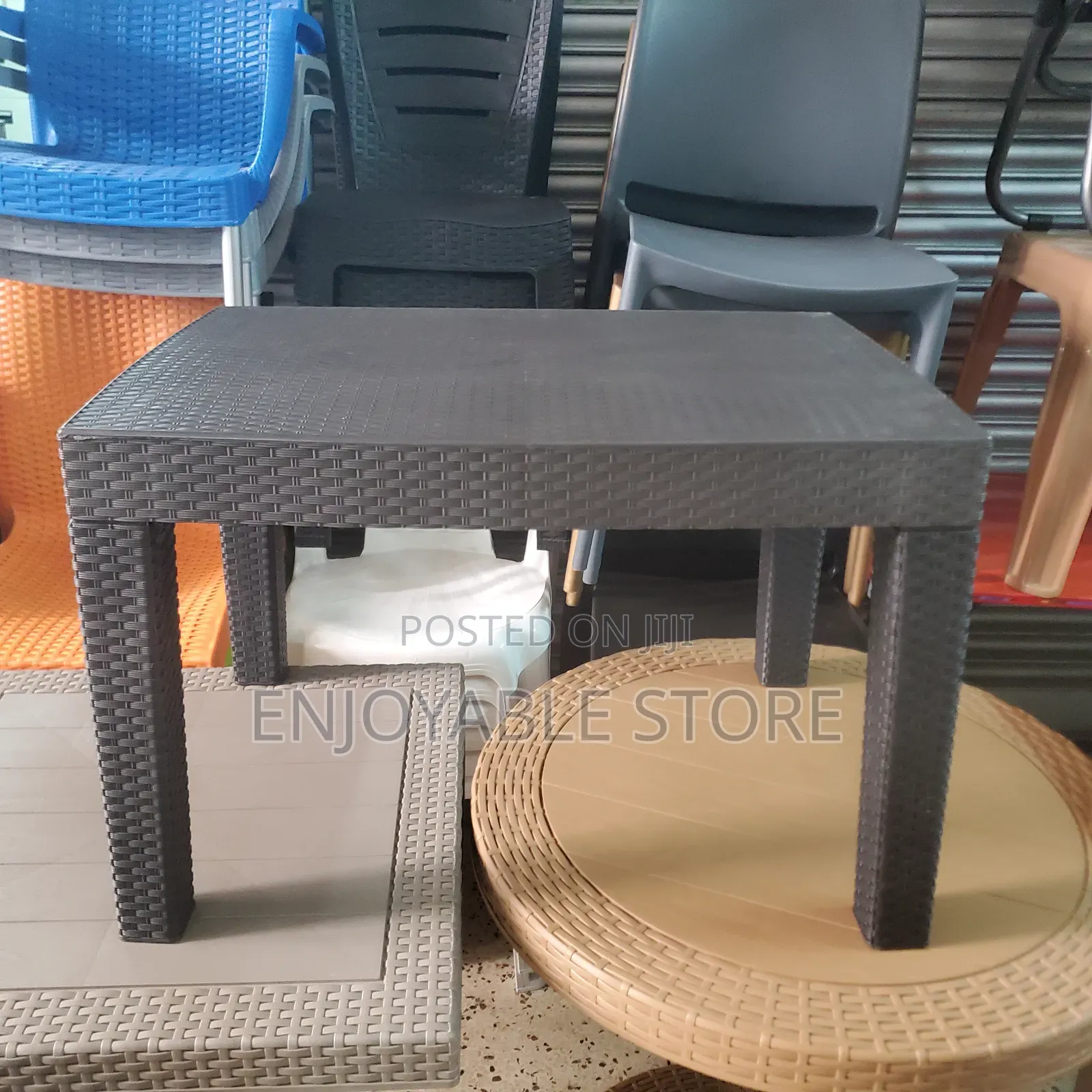 Ratten Plastic Table
