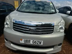 Toyota Noah 2.0 143hp AWD (8 Seater) 2011 Gold