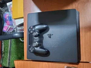 PS4 Slim Console Chipped 1 Controller