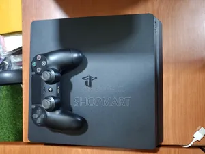 PS4 Slim Console Chipped 1 Controller