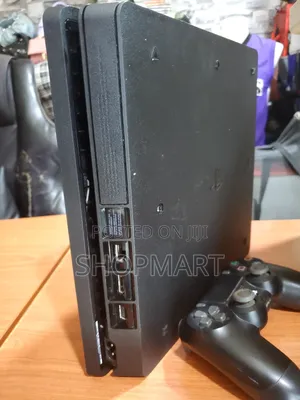 PS4 Slim Console Chipped 1 Controller