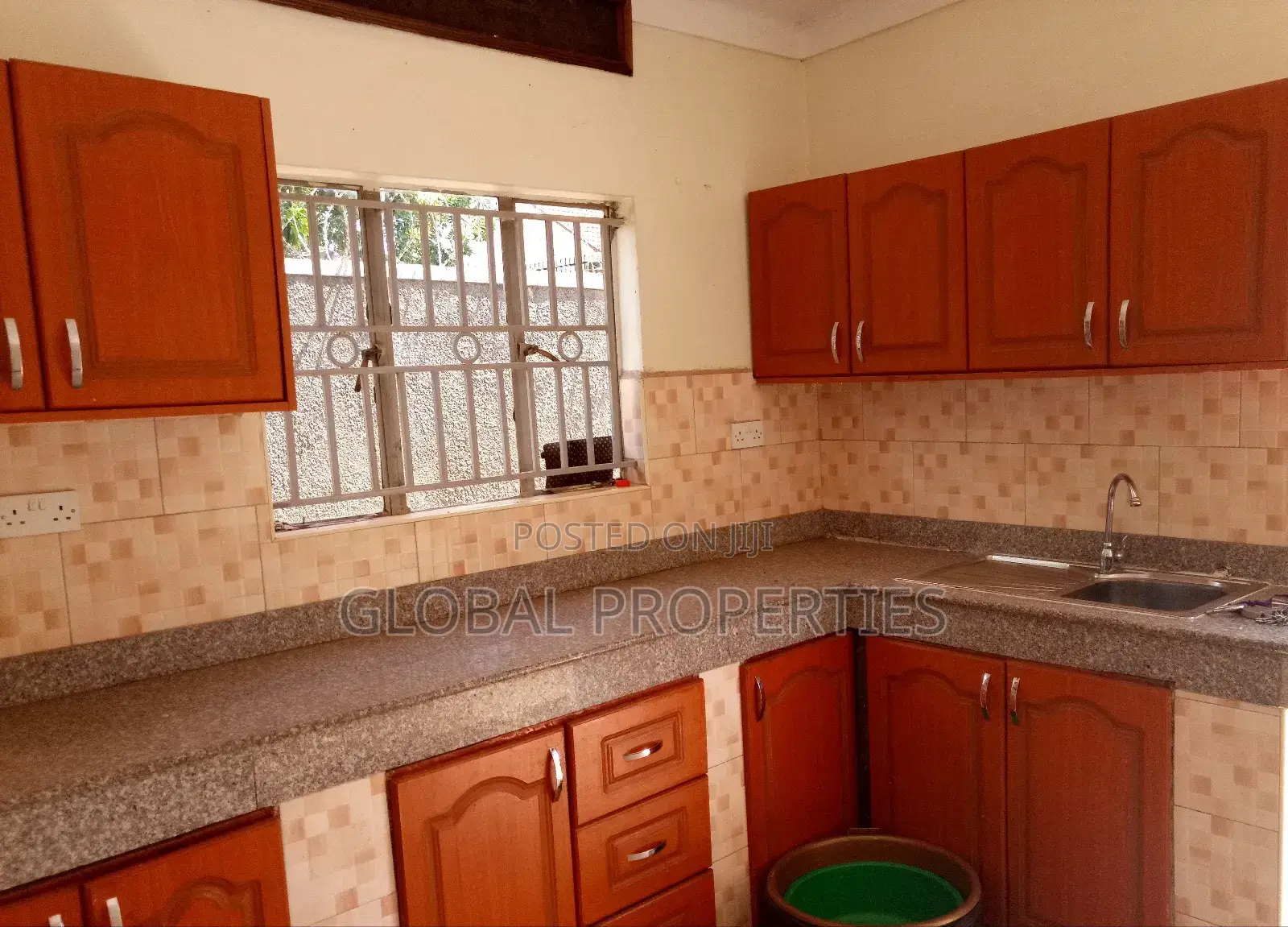 2bdrm Bungalow in Nsawo Estate, Central Division for rent