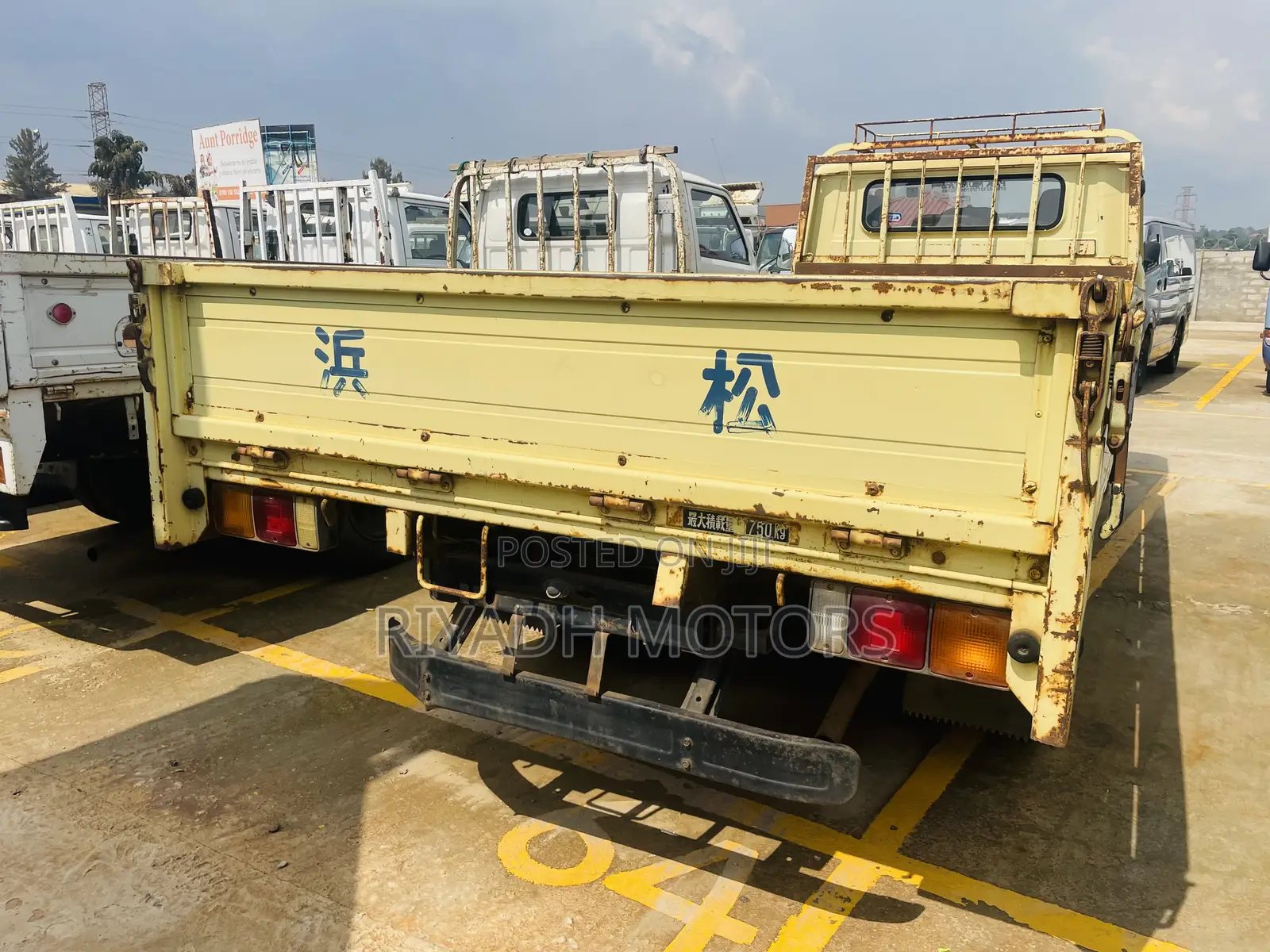 Canter Round Lights Truck