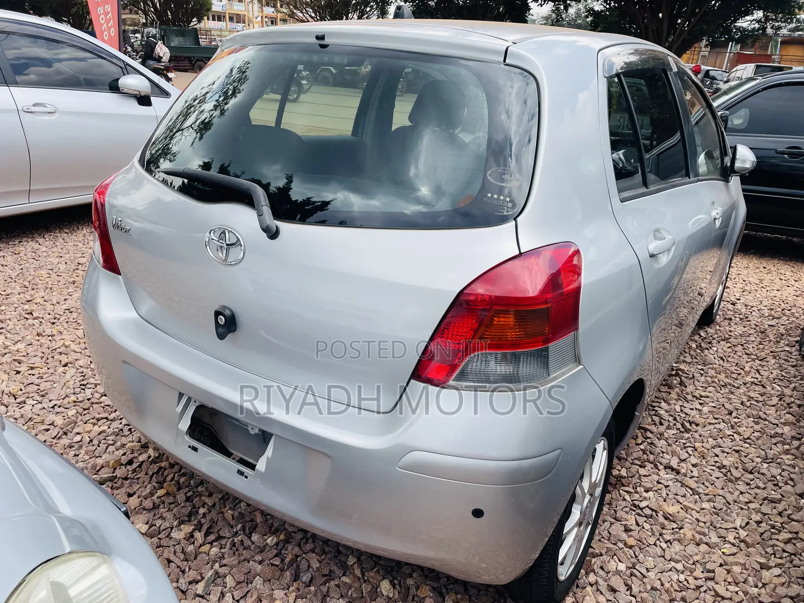 Toyota Vitz 1.3 FWD 3dr 2010 Silver