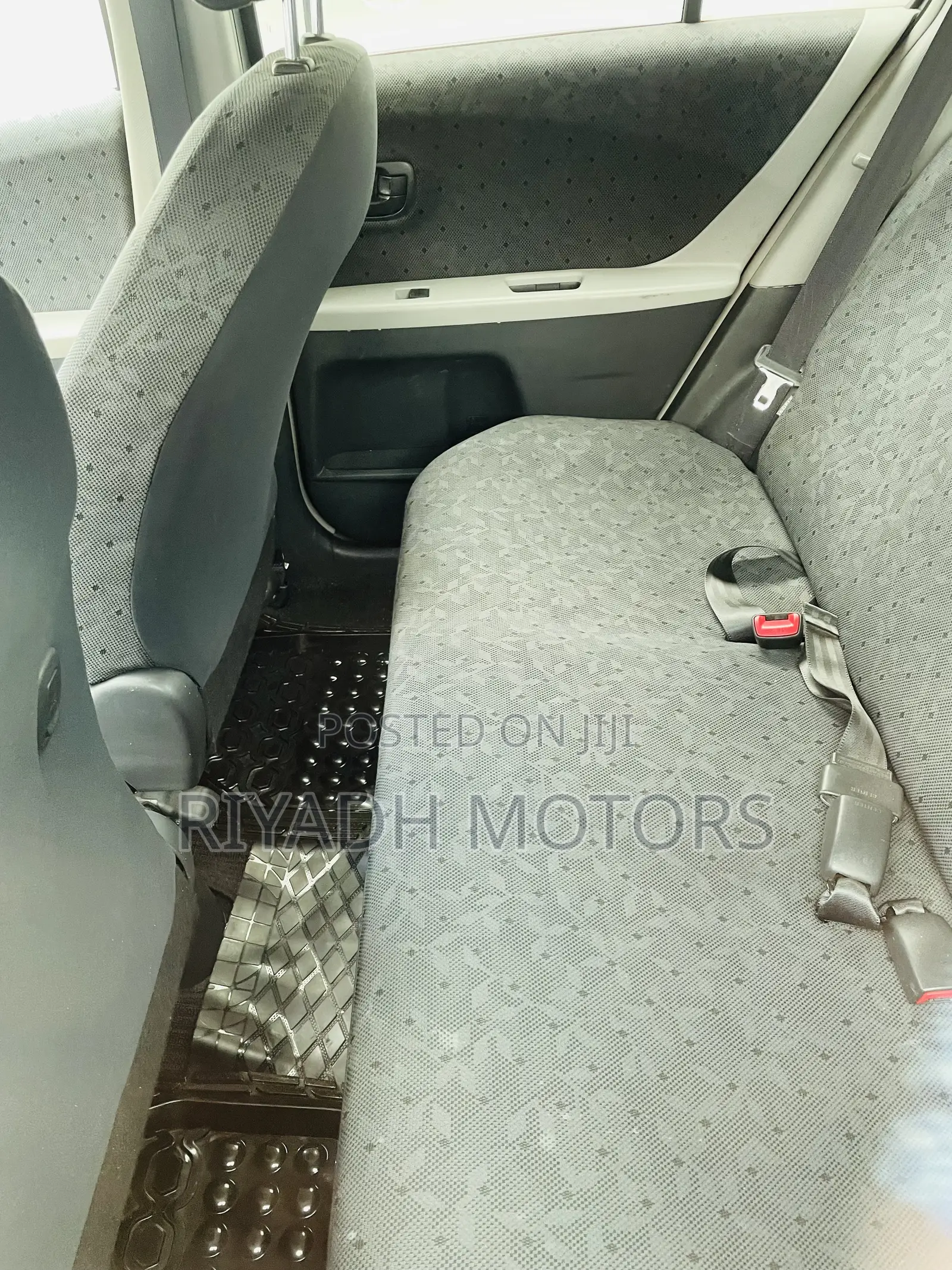 Toyota Vitz 1.3 FWD 3dr 2010 Silver