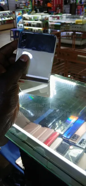 Photo - Samsung Galaxy Z Flip 3 128 GB