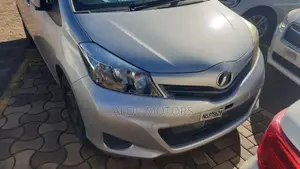 Toyota Vitz 1.3 FWD 5dr 2012 Silver