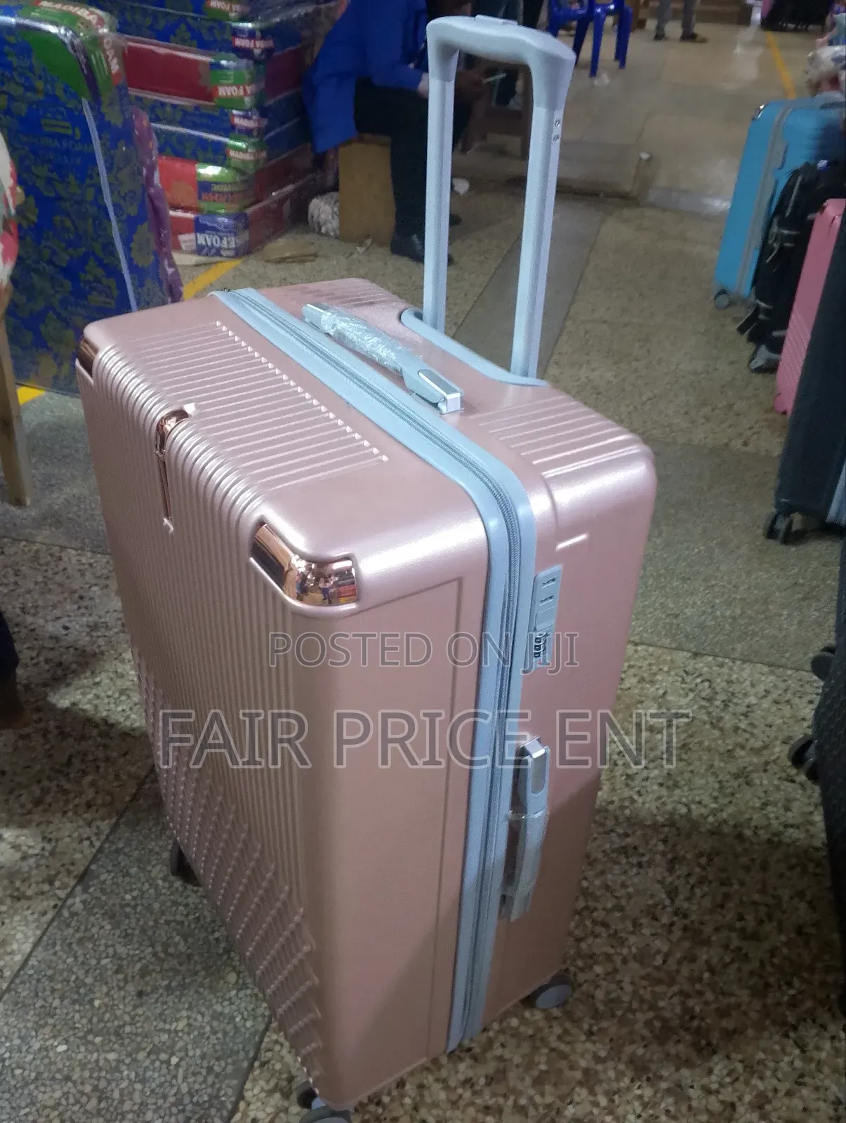 Executive Plastic Suitcase. Extra Large.( Gold)