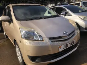 Photo - Toyota Passo Sette 2010 Gold