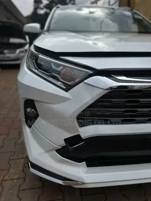 Toyota RAV4 XLE Premium AWD 2019 White
