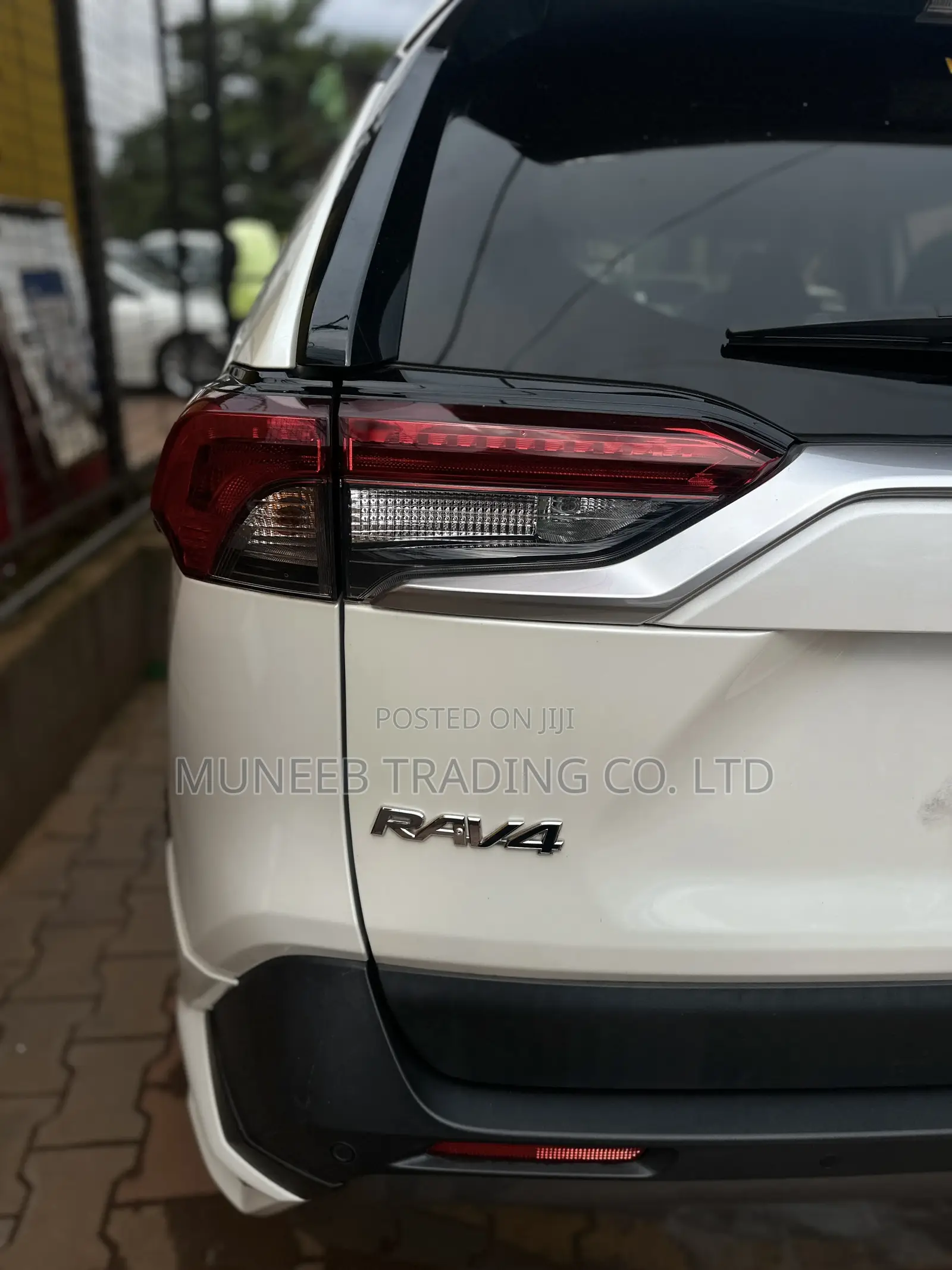 Toyota RAV4 XLE Premium AWD 2019 White