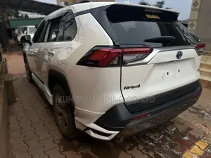 Toyota RAV4 XLE Premium AWD 2019 White